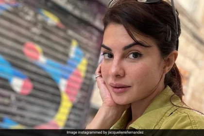“Jacqueline Fernandez arriving at a Delhi court surrounded by media and security, in connection with the ₹200 crore money laundering case involving conman Sukesh Chandrasekhar.”